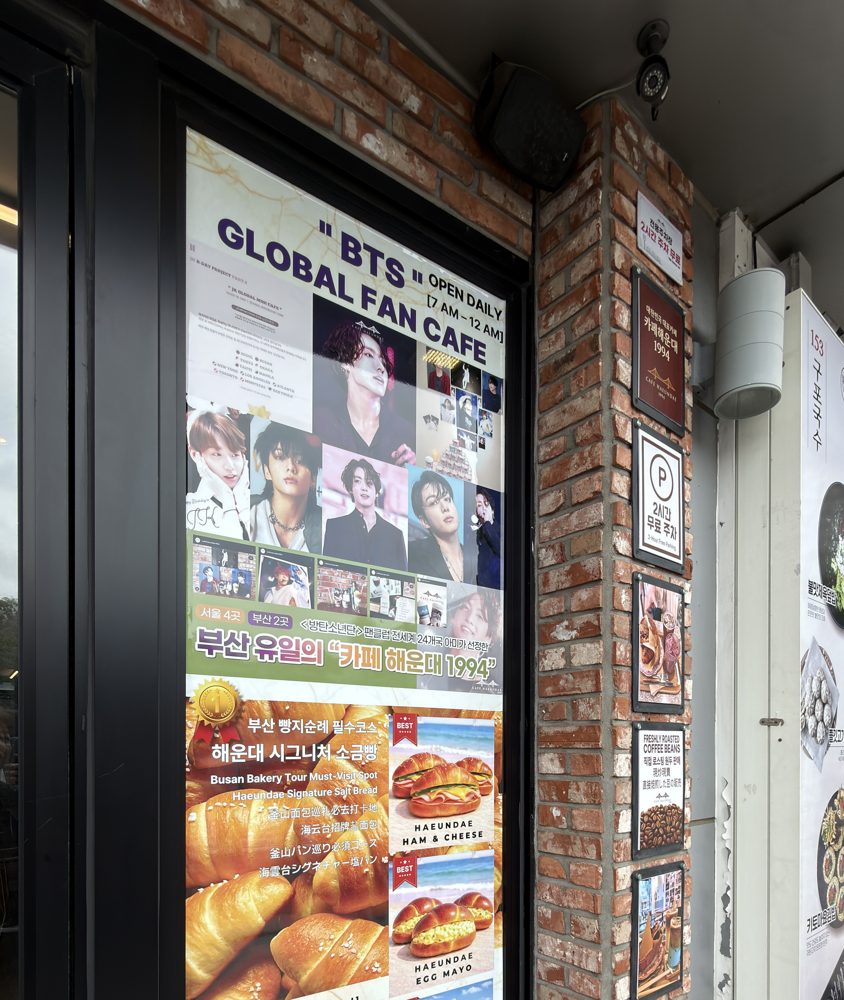 Cafe HAEUNDAEの壁のBTSポスター