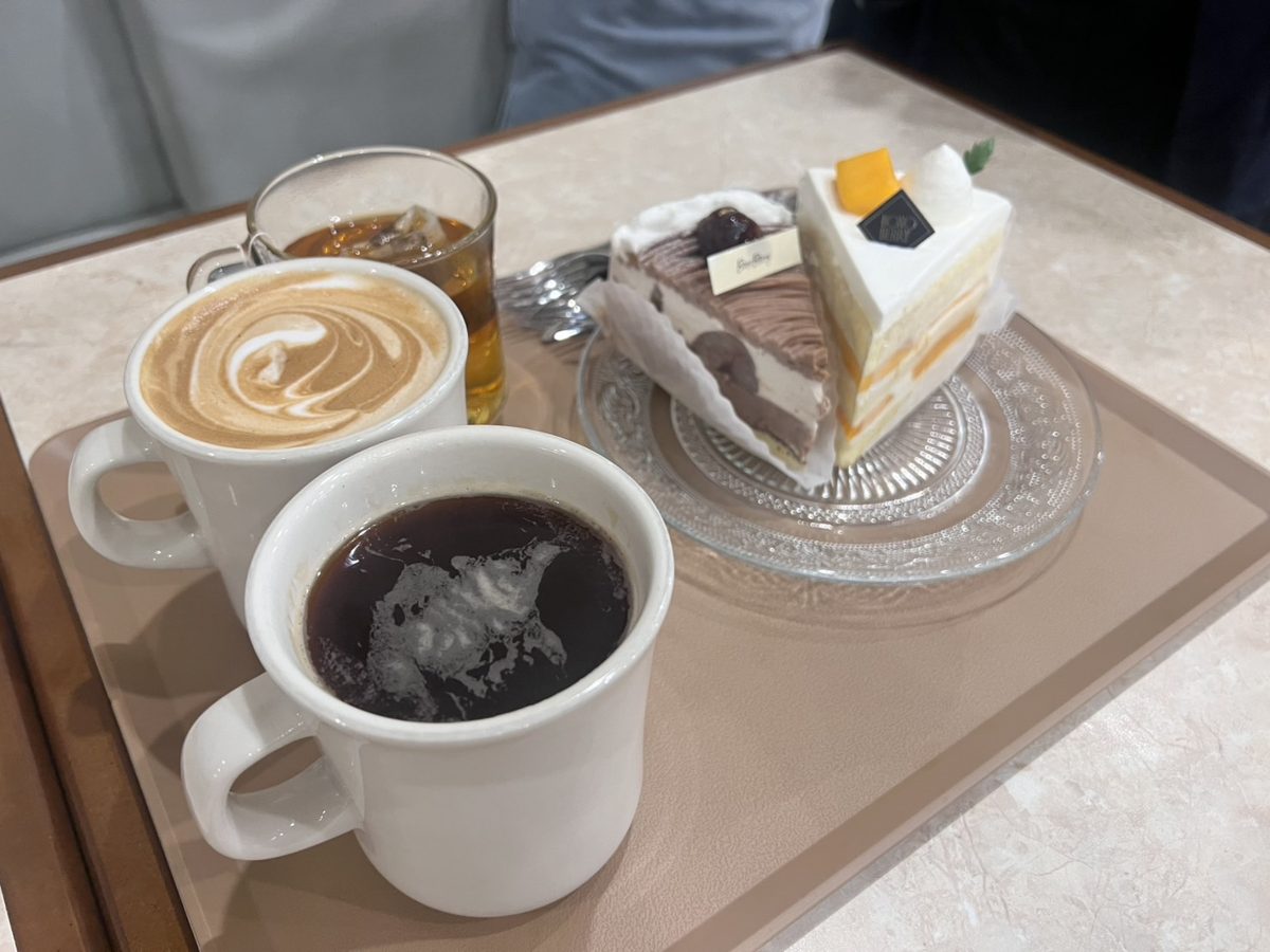 カフェのケーキとコーヒー