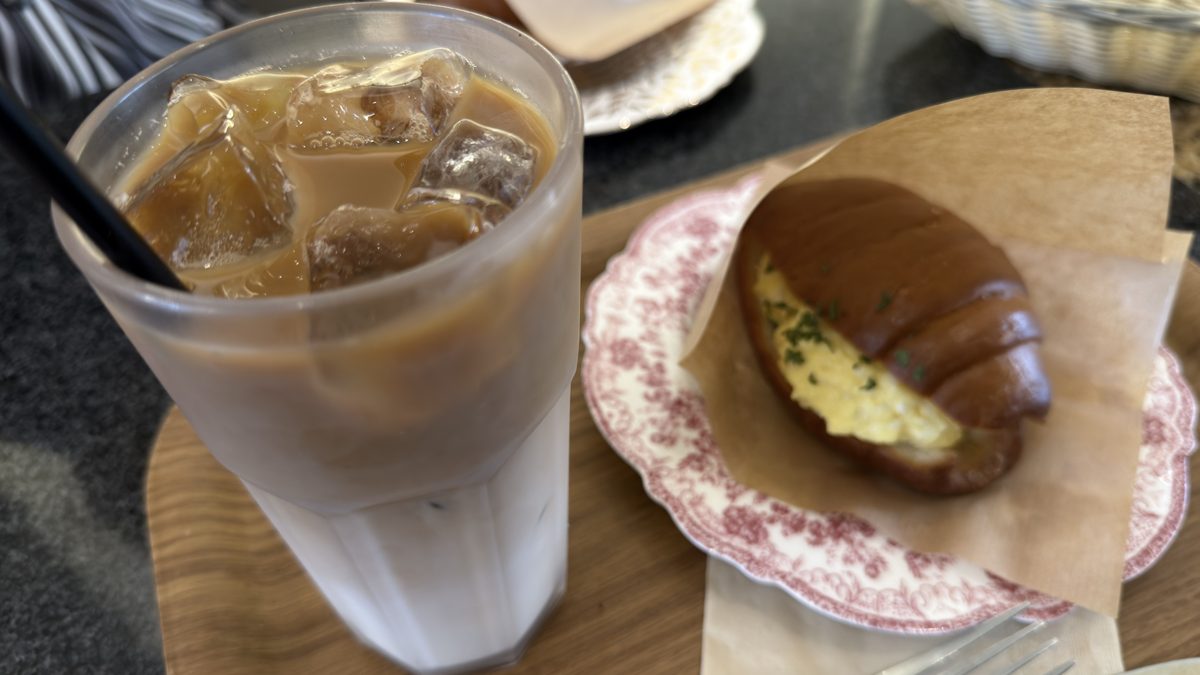 塩パンのたまごサンドとアイスコーヒー