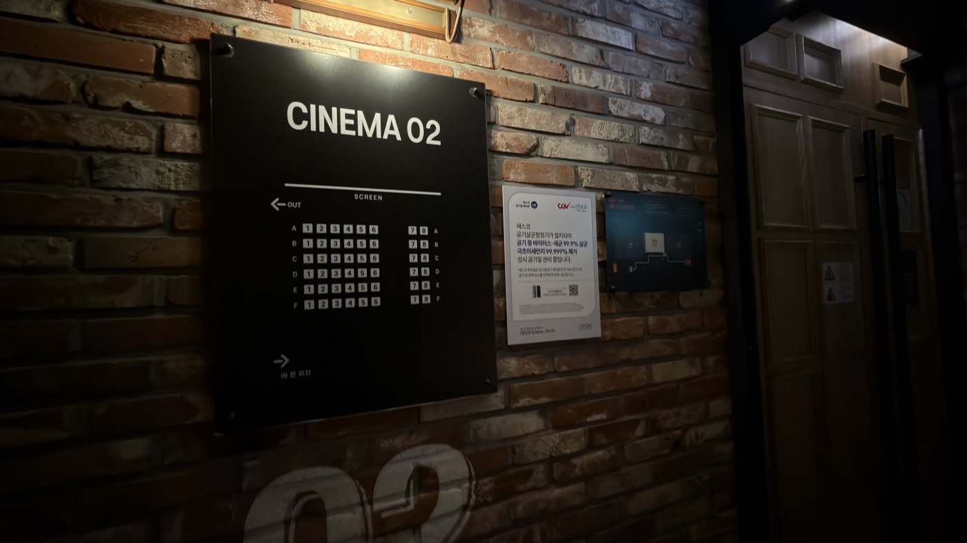 CINEMA 02の入り口にある座席表のプレート。A列からF列までの座席配置が書かれている