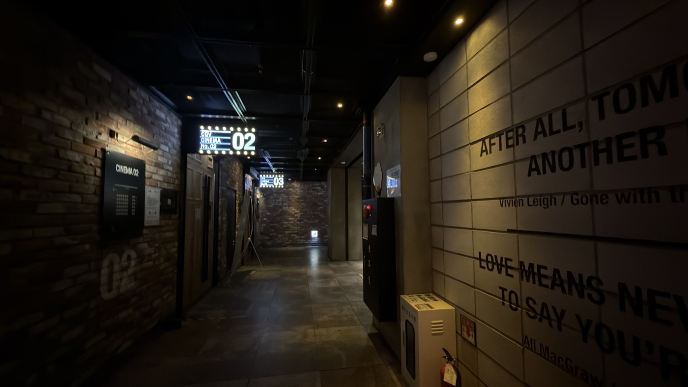 CGV海雲台の暗い通路。CINEMA 02、CINEMA 03の光る看板だけが見える