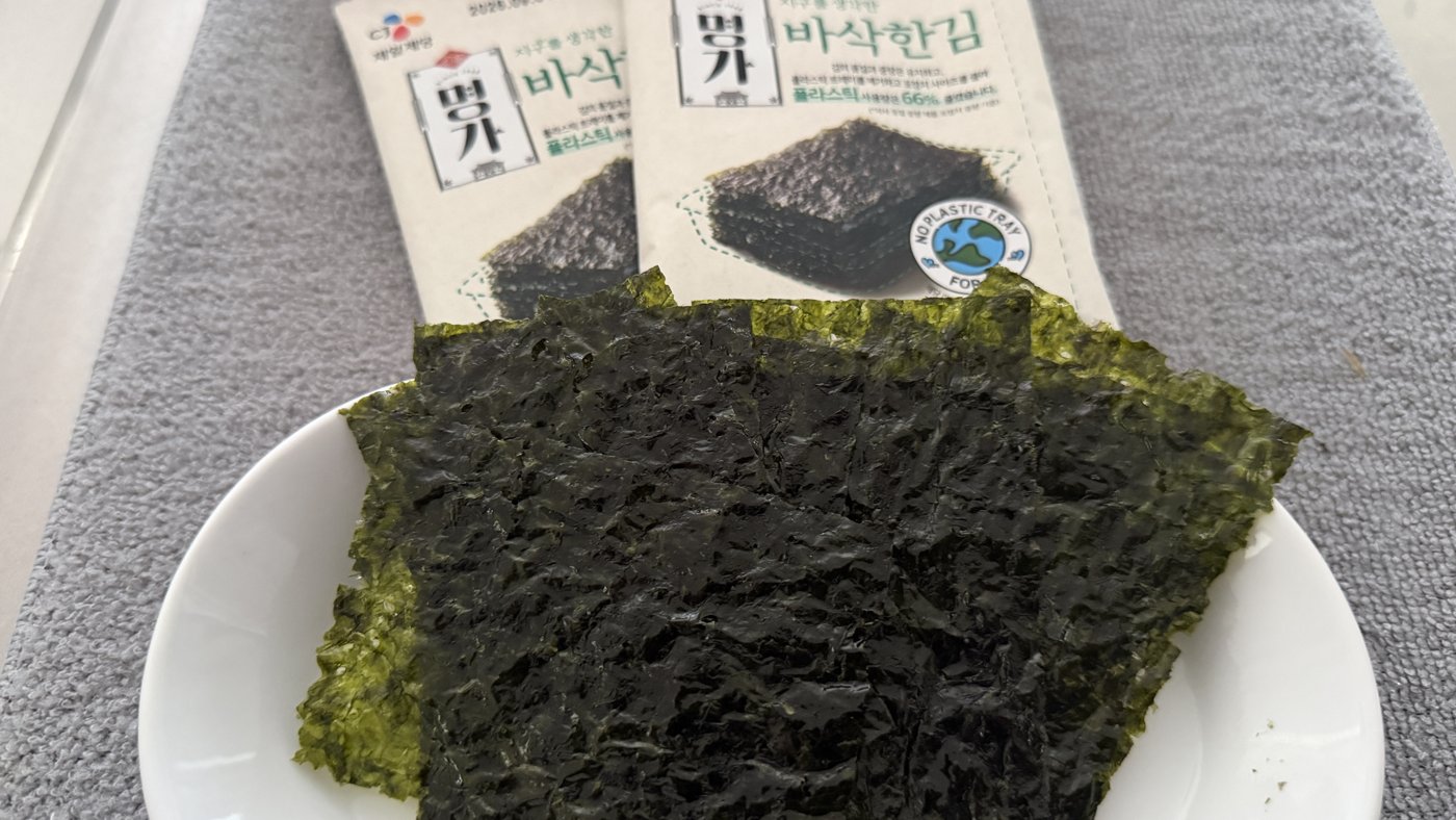 小皿にのせた韓国海苔。1袋分で7〜8枚