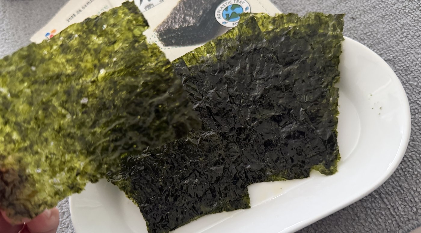 手に取った韓国海苔の1枚