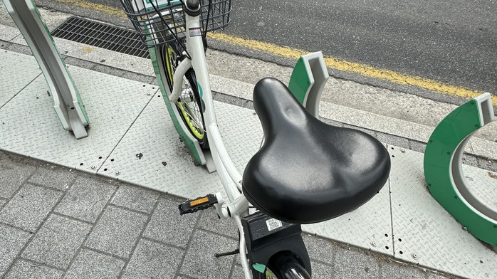 ソウルの貸し自転車タルンイが緑のラックに止まっている