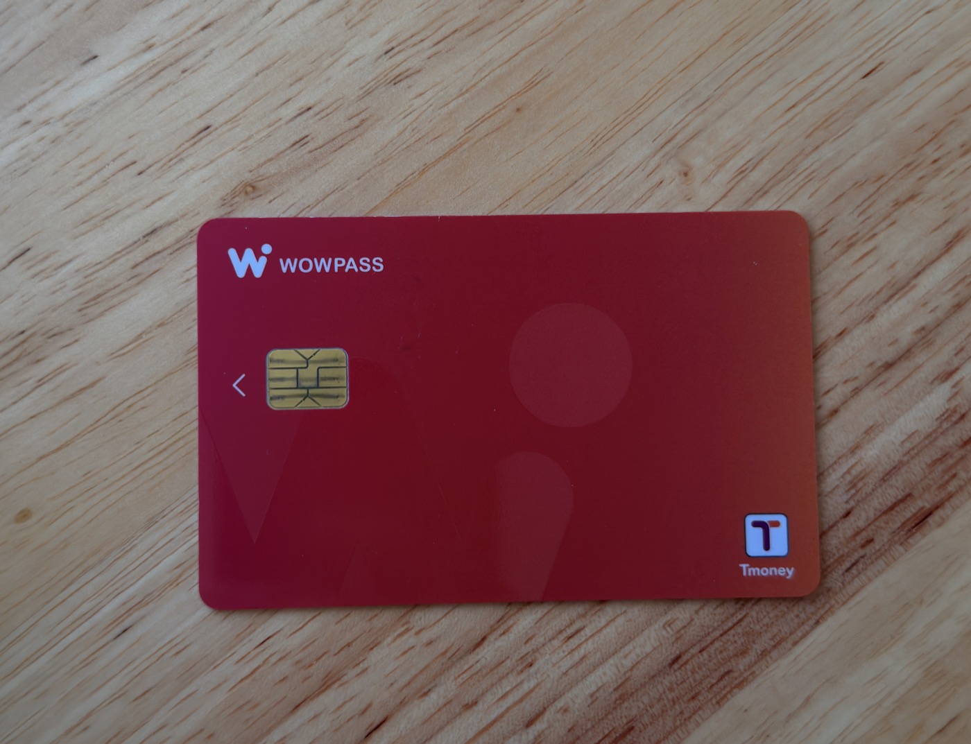 赤いWOWPASSのカード。右下にTmoneyのマークが入っている