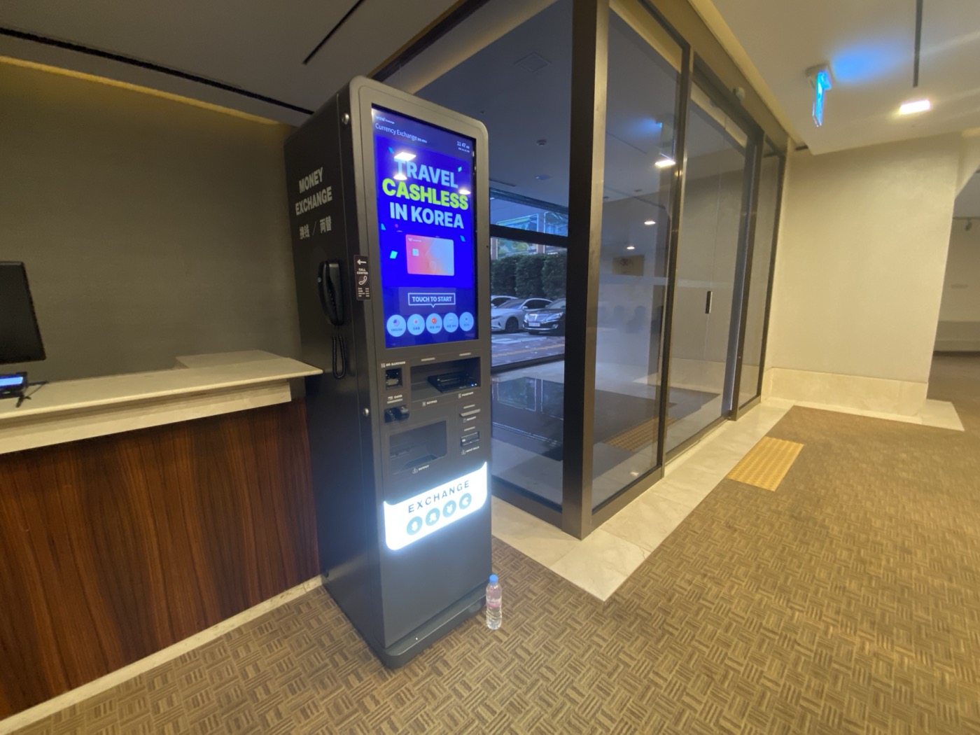 ホテルのロビーの隅に置かれたWOWPASSの両替機。画面にTRAVEL CASHLESS IN KOREAと表示されている