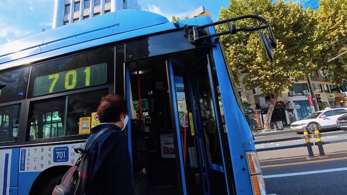 青い701番のバスに乗り込む場面