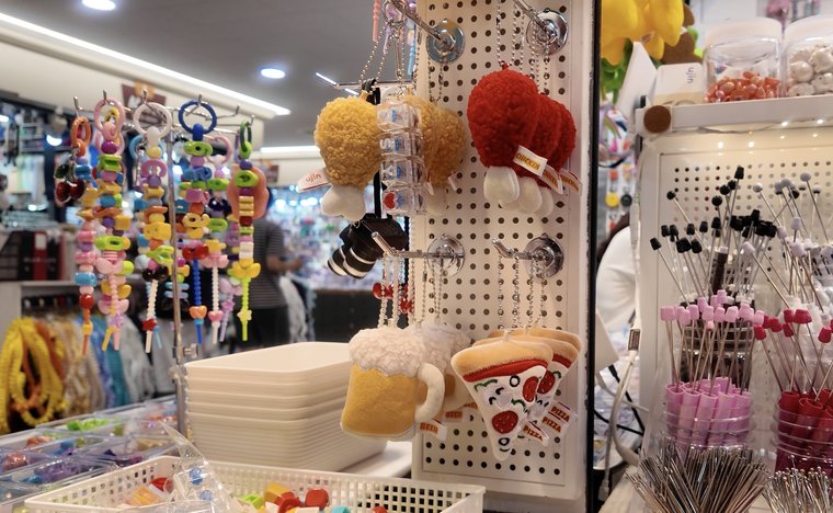 お店の人が作った見本が、たくさん下がっている