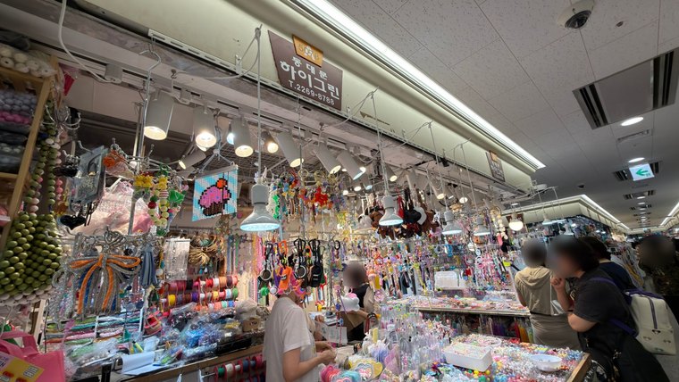 5階の売り場。小さいお店がずらっと並ぶ
