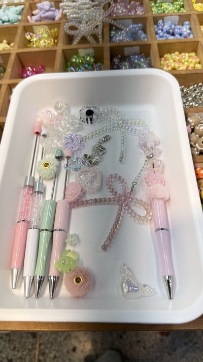 使うパーツを、トレーに集めていく