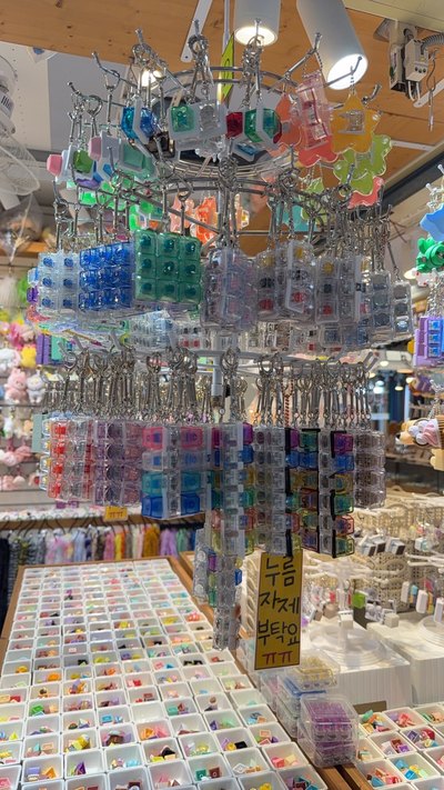 売り場いっぱいのキーキャップのキーホルダー。札は「押すのはご遠慮ください(泣)」