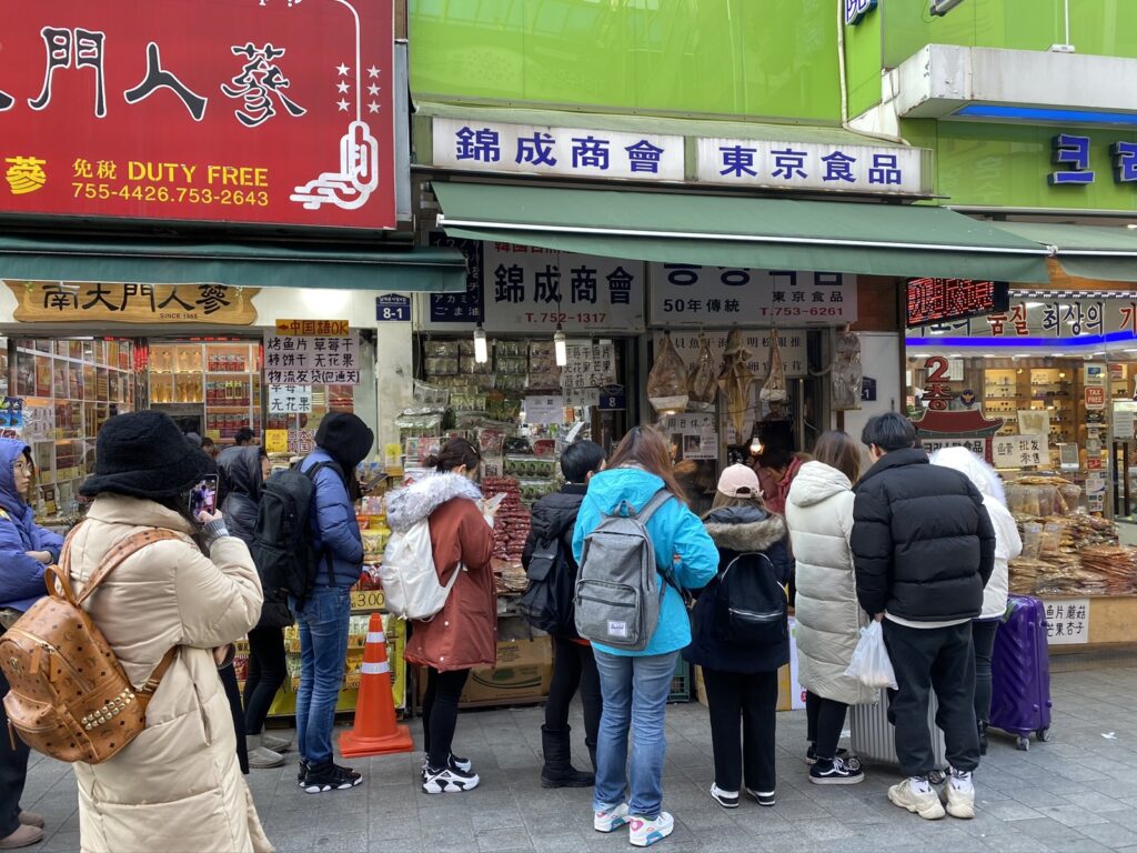 12月の南大門市場。ダウンを着た人ばかり