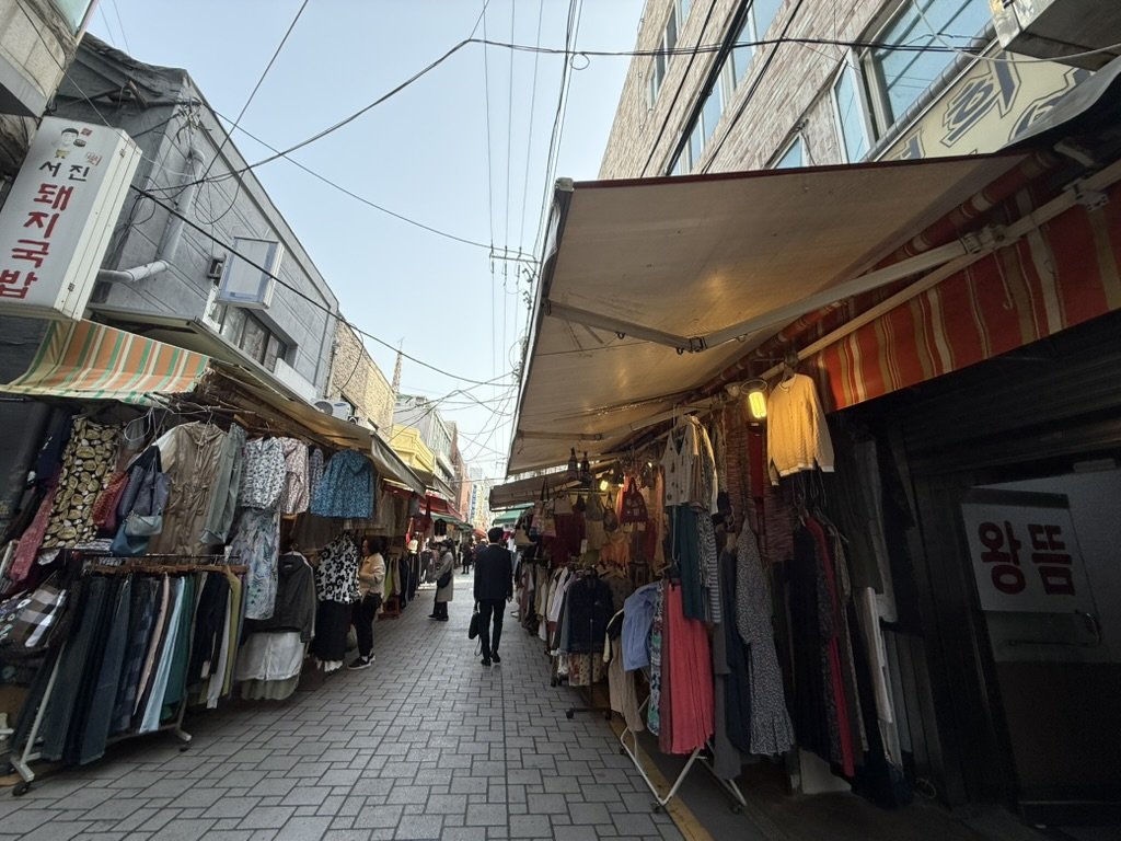 市場の路地。両側ぜんぶ服の店