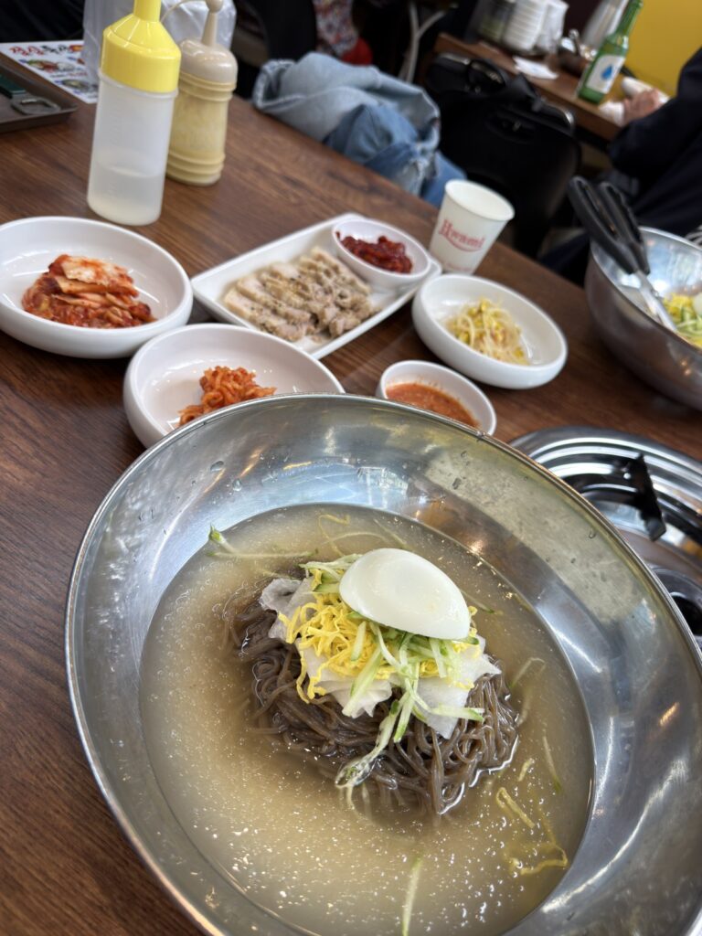 鍾路の店のテーブル。冷麺と小皿のおかず