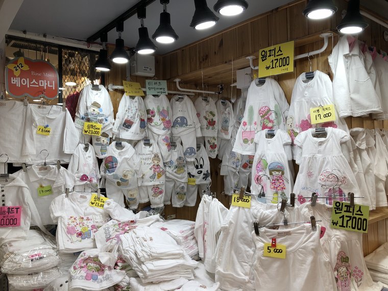 白い服にかわいいアップリケのお店「Base Mani」