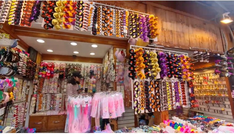 髪飾りのお店。10月は、ハロウィンの飾りがいっぱい
