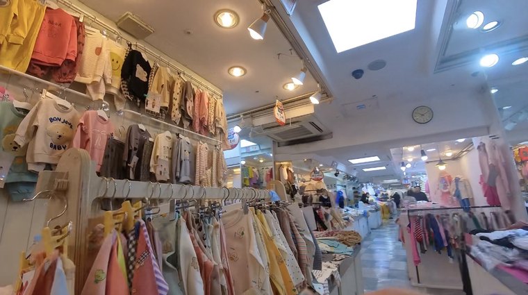 建物の中。小さなお店が、奥までずらっと並ぶ