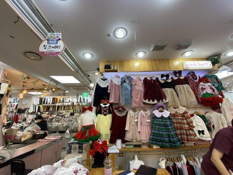 53番のお店「Pink Berry」。クリスマスのドレスがずらり