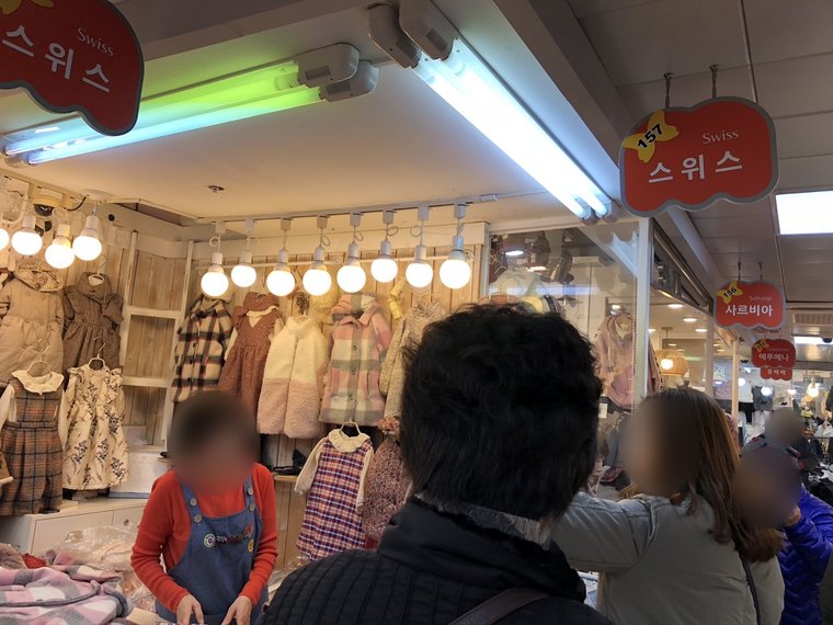 157番のお店「Swiss」。いつもお客さんでいっぱい