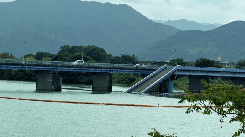 一部が球磨川に落ちた植柳橋