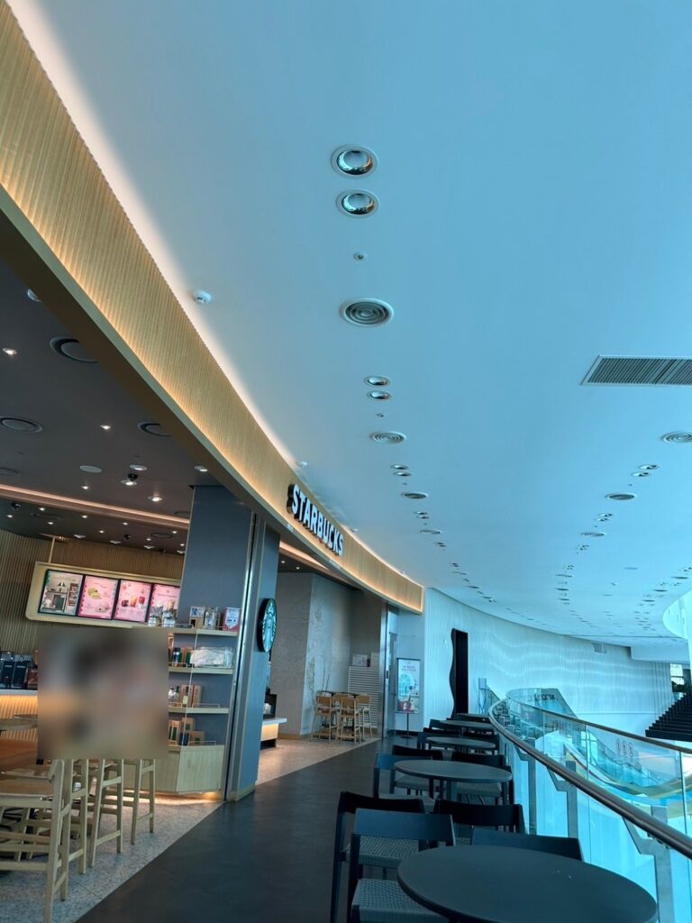 X the SKY 99階のスターバックス