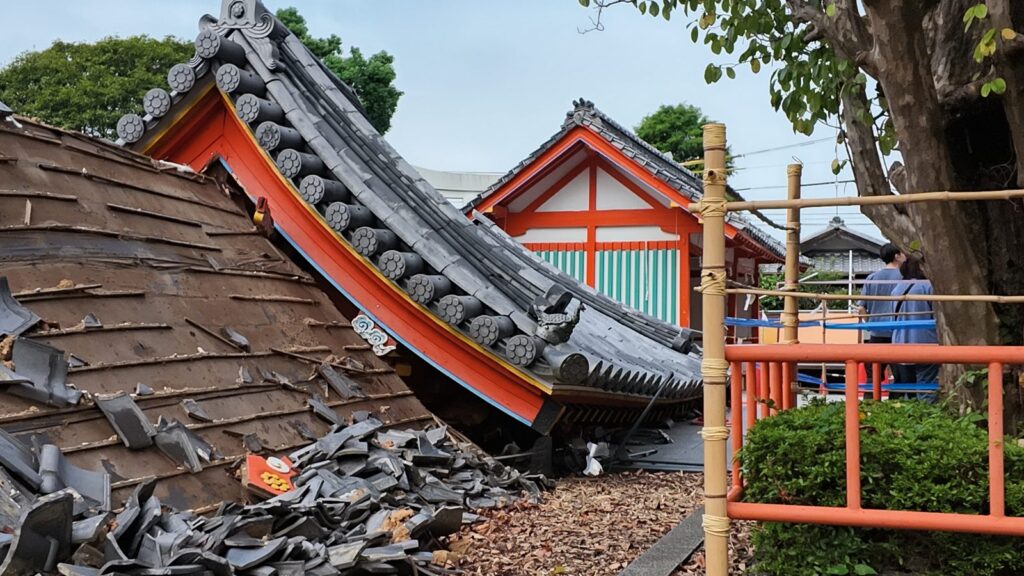 屋根瓦が崩れ落ちた八代神社の門