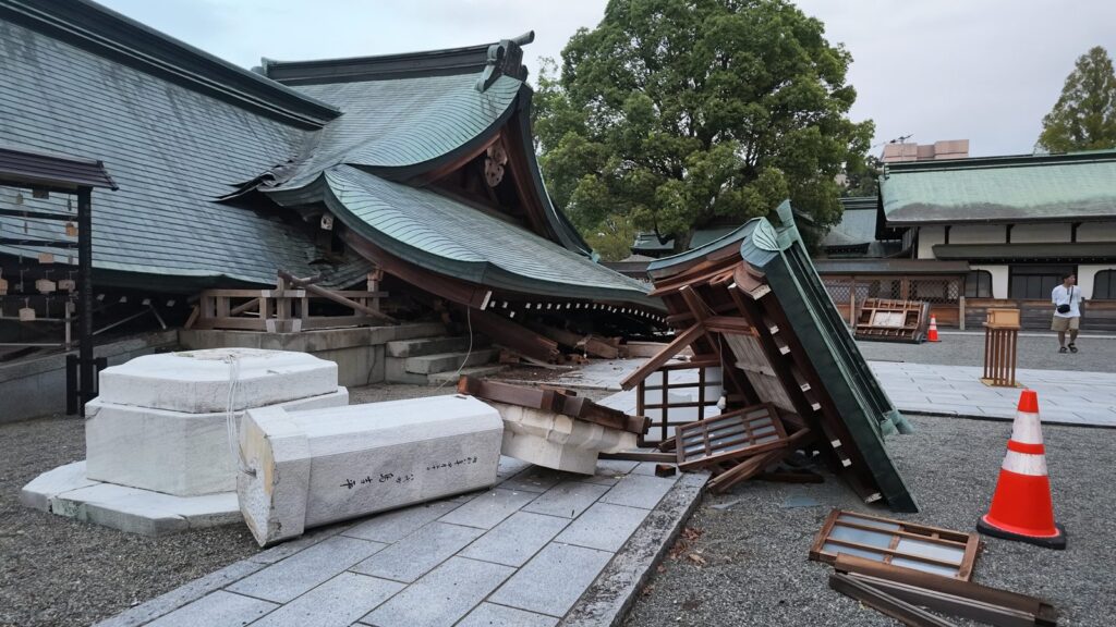 崩れた八代宮の建物