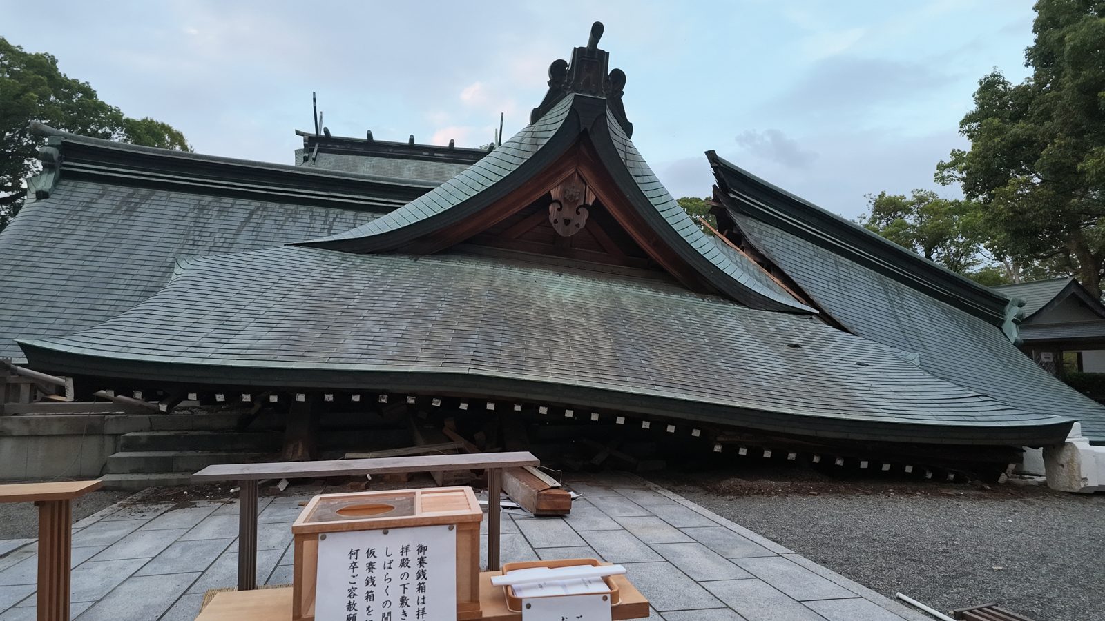 屋根が崩れた八代宮の社殿