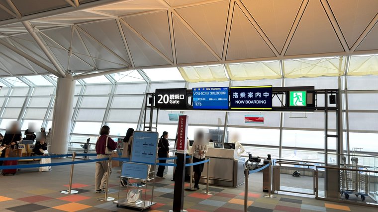 搭乗口。仁川行きの大韓航空