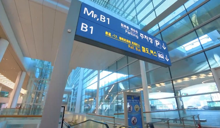 地下1階の「鉄道、バス」へ