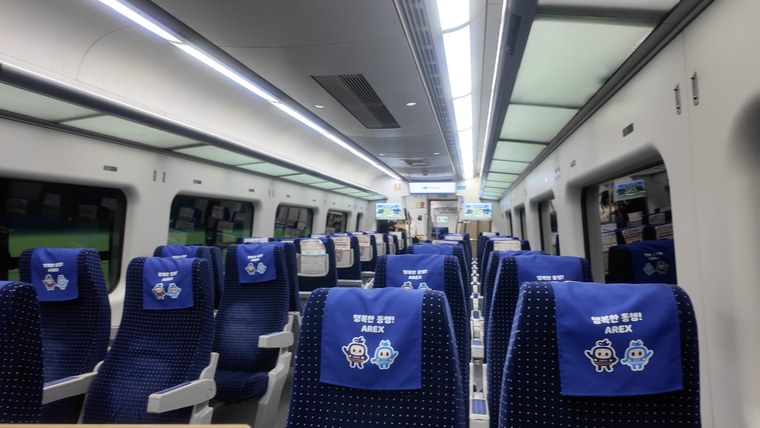 直通列車の車内。座席の向きは変えられない