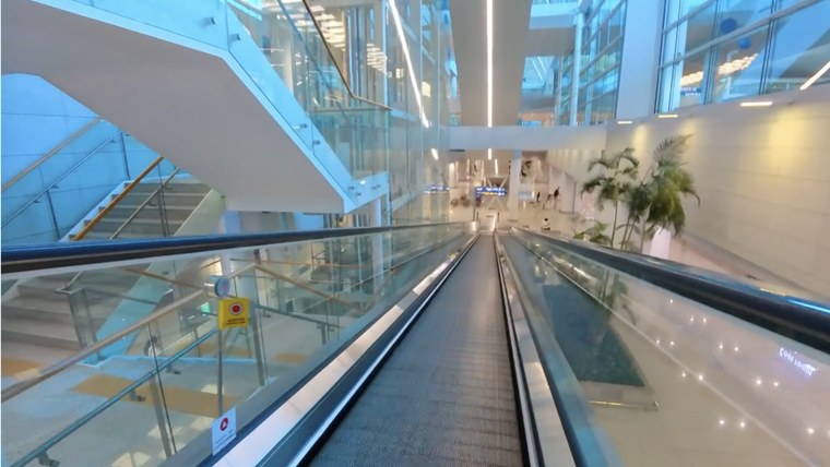 駅までは、動く歩道で