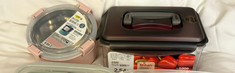 ピンクの丸いタッパーと、取っ手つきの四角いタッパー。値札は5,000ウォン