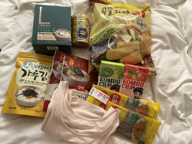 2025年4月、釜山のホテルで並べた買い物。左下の黄色い袋がそれ
