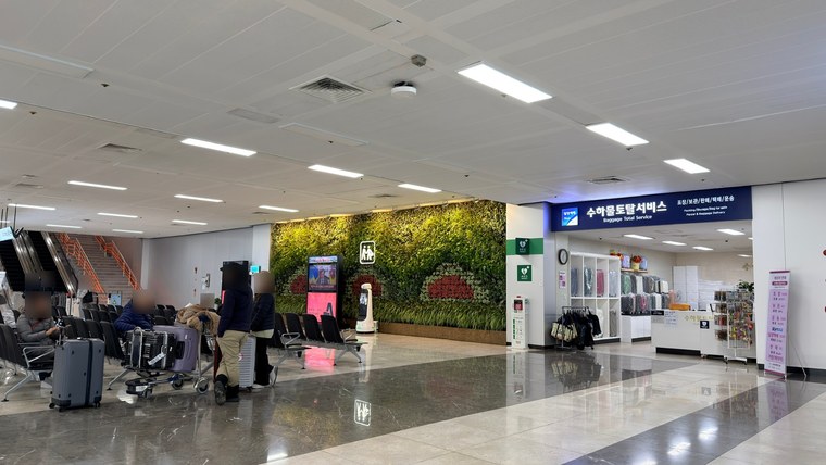 金浦空港、国際線ターミナル1階の到着ロビーの荷物預かり所
