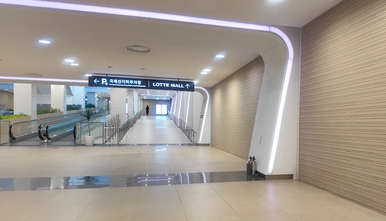 空港の中に「LOTTE MALL ↑」の案内