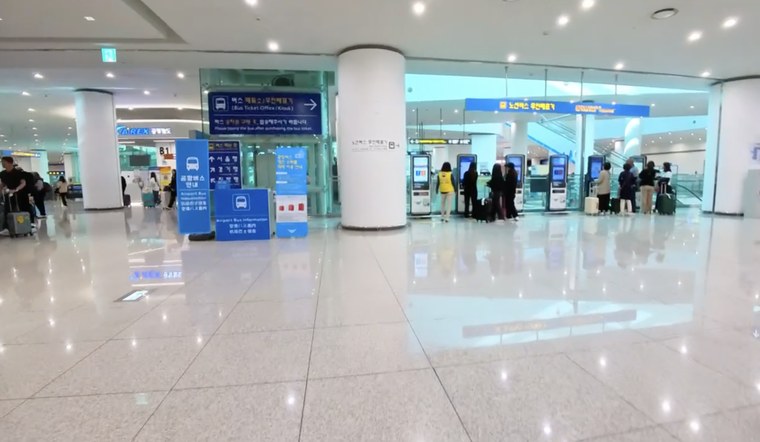 空港バスの切符売り場。ときどきは、バス