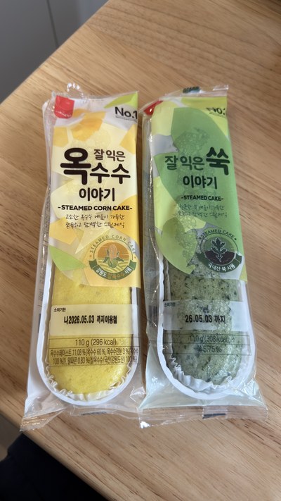搭乗口の近くのコンビニで買った蒸しパン。とうもろこしと、よもぎ