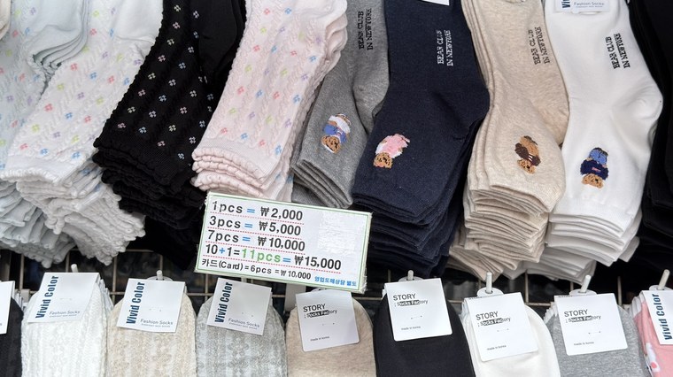 東大門の靴下屋さんの値札。1足2,000ウォン、11足15,000ウォン