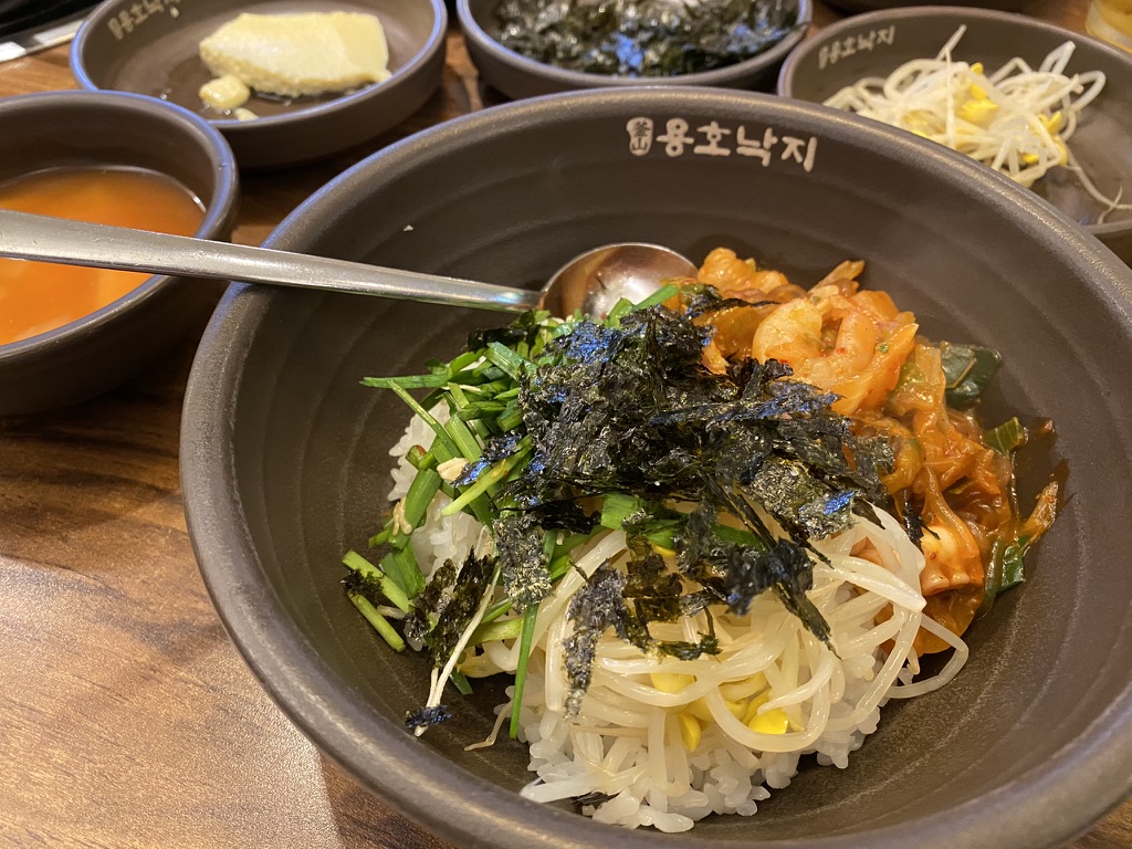 ソウルのナッコプセのお店で。ごはんの上に、ふわふわの海苔をたっぷり