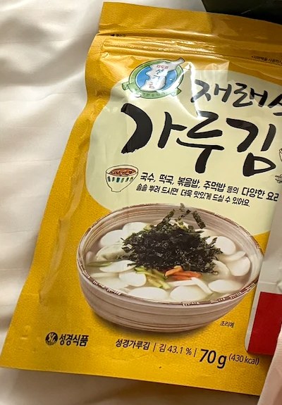 スーパーで買える「재래식 가루김」。黄色い袋が目印