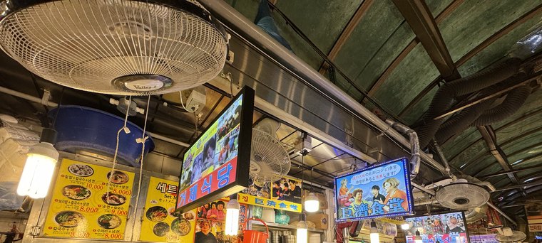 巨済食堂。モニターにも看板にも、IKKOさん（2024年5月）