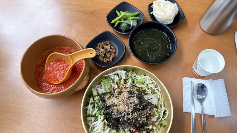 ムルフェのセット。スープ、麺、おかず